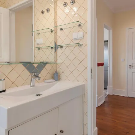 Spacious 4bdr Graca River View By Lovelystay *