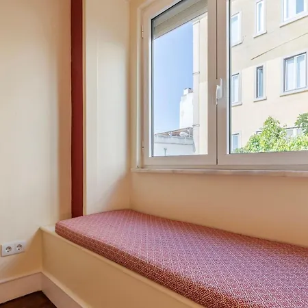 Whome Spacious Modern In Gracas Historic Quarter Lisbona