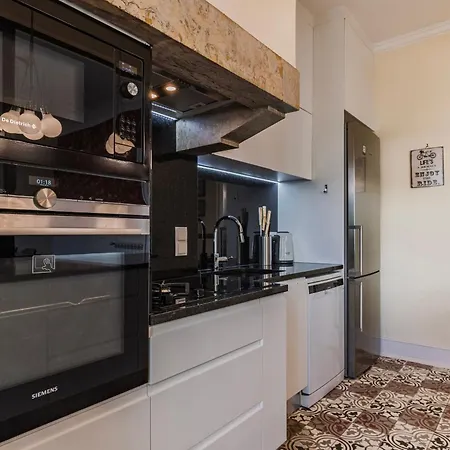 Daire Spacious 4bdr Graca River View By Lovelystay *